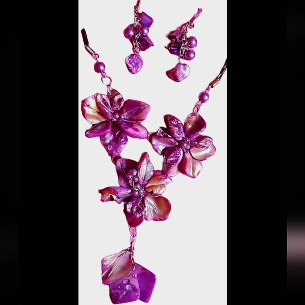 Mother Of Pearl Flower Necklace Earrings Set - Picture 2 of 11